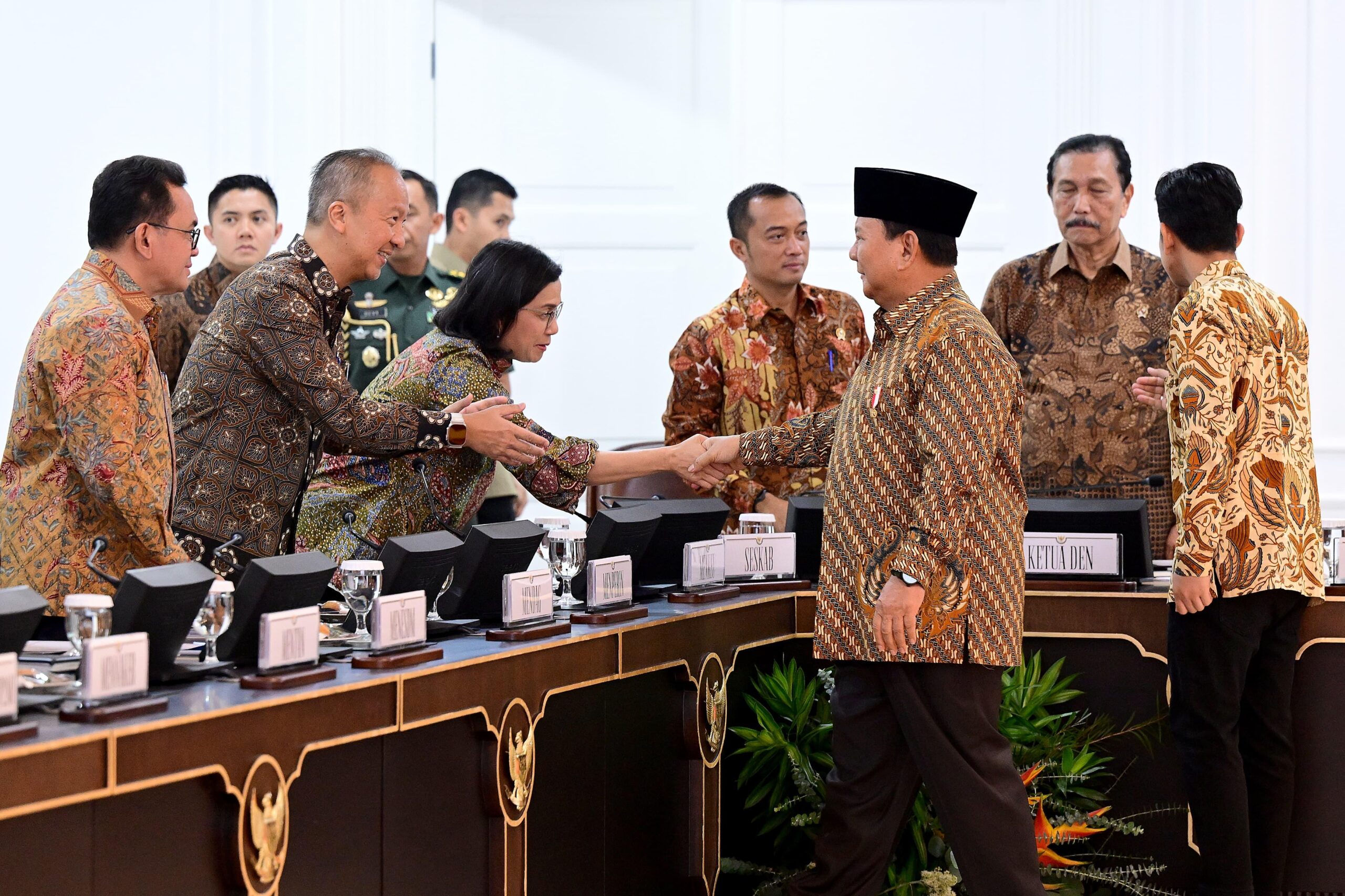 Momen Prabowo berjabat dengan para Menteri pada Sidang Kabinet Paripurna perdana. (Sumber Foto: Setneg)