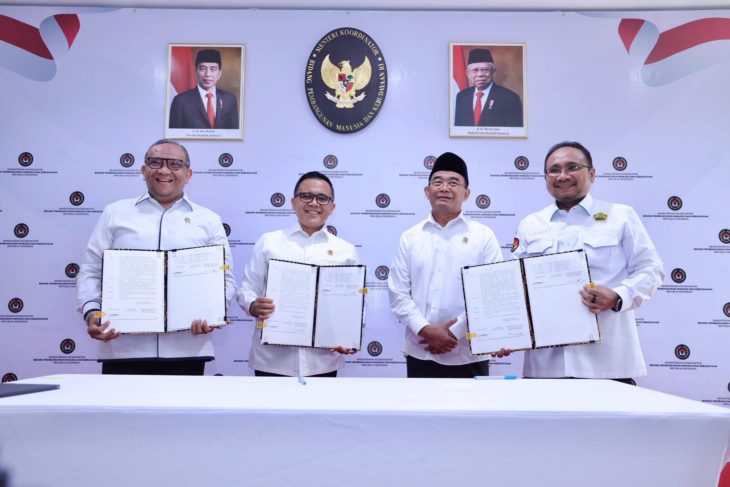 Pendandatanganan SKB 3 Menteri tentang Libur Nasional dan Cuti Bersama 2025. Sumber: Humas Kemnaker